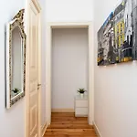 Apartment 2 Bedroom Located Heart Of